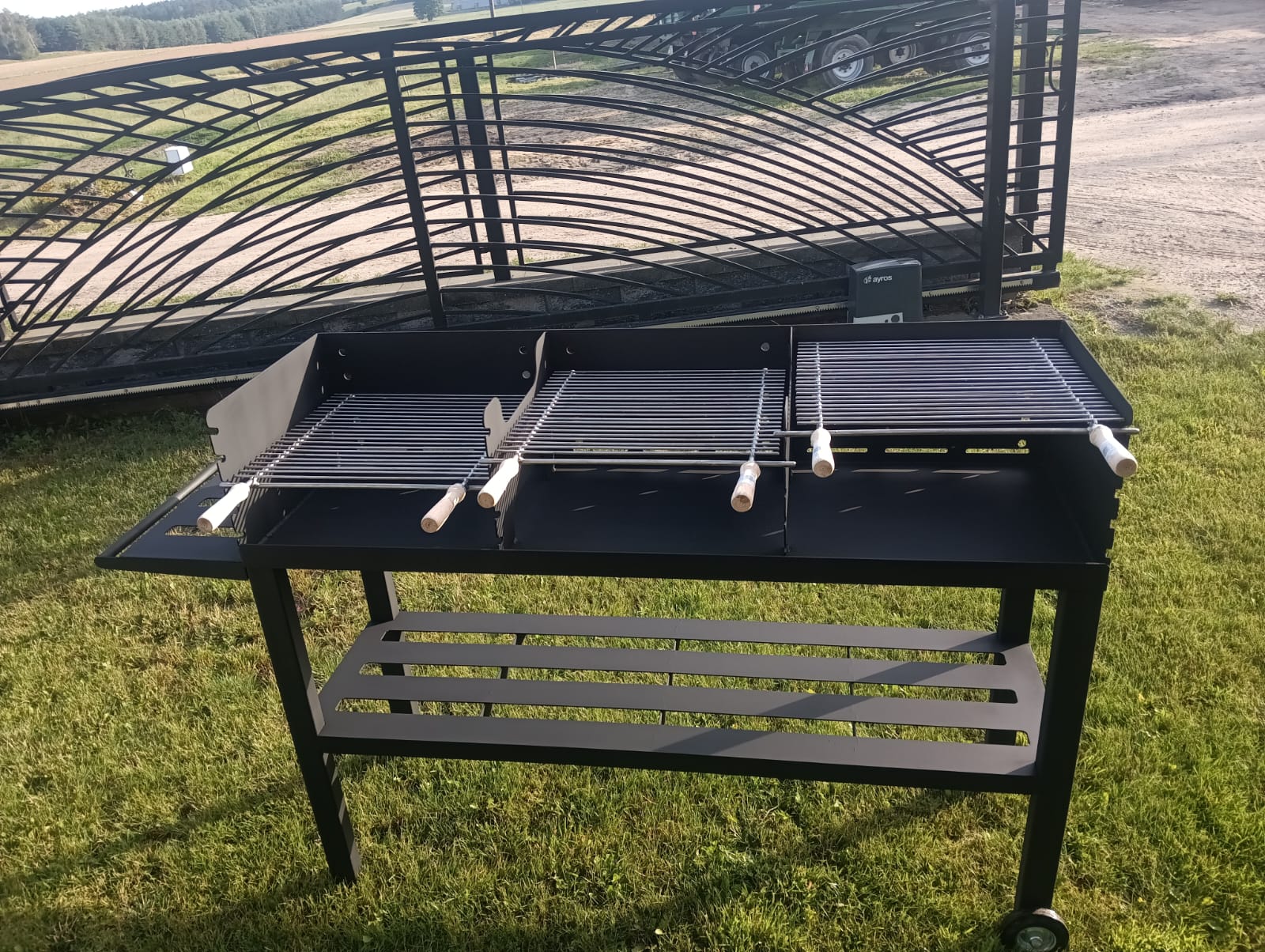 Grill na wymiar z półkami