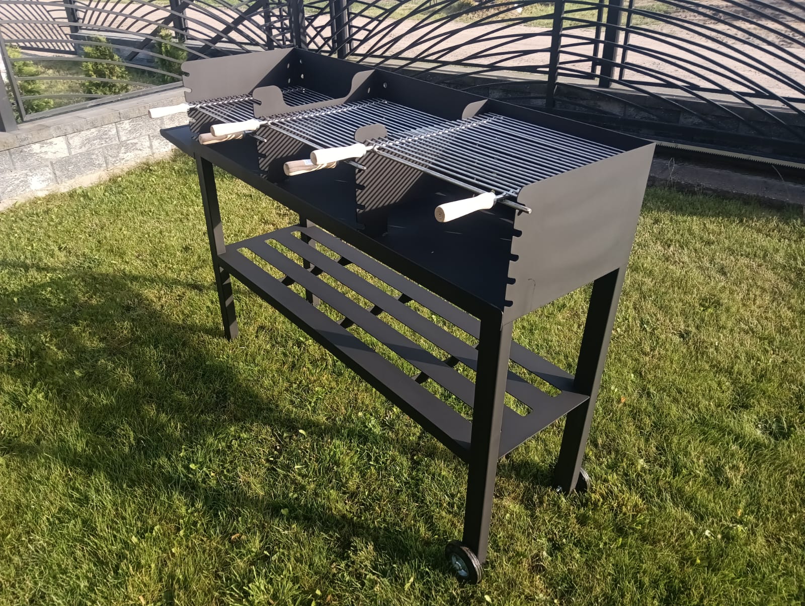 Grill z zabudową metalową